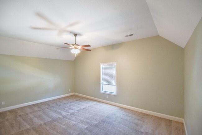 Building Photo - Pet Friendly Four Bedroom in Rossview!