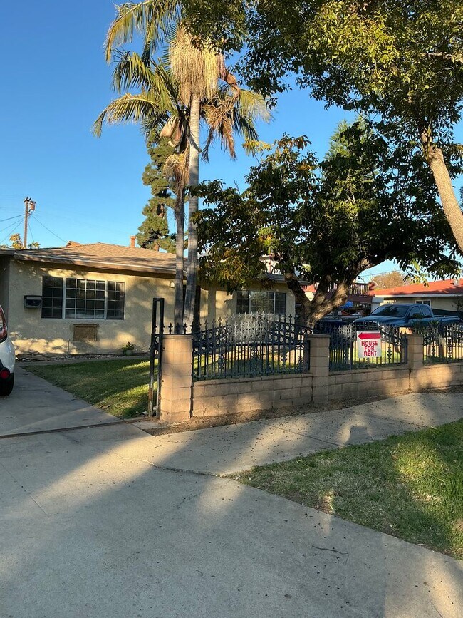 Building Photo - Belmont