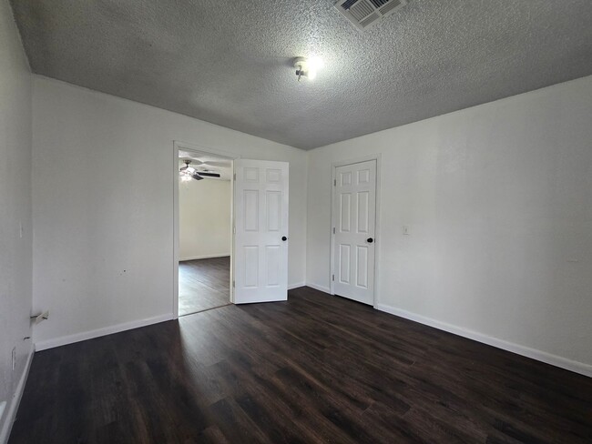 Building Photo - 3 Bed 1 Bath Home in Shawnee