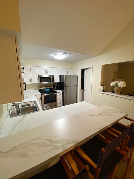 Building Photo - 324 River Forest Rd