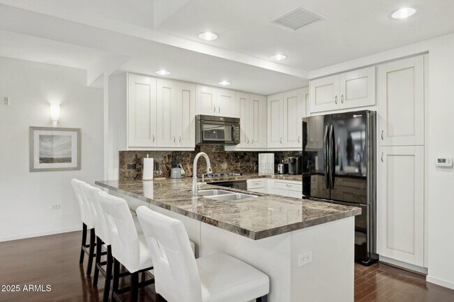 Building Photo - 7151 E Rancho Vista Dr