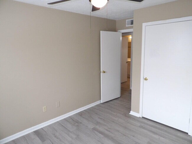 Building Photo - 140 Landings Dr