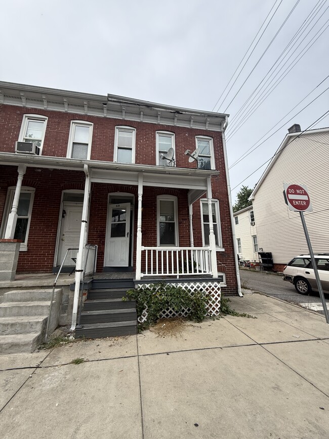 Primary Photo - 225 Front St