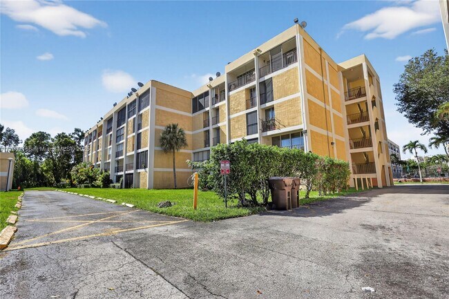 Building Photo - 9210 Fontainebleau Blvd