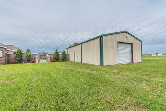 Building Photo - 1738 Red Bud Ln