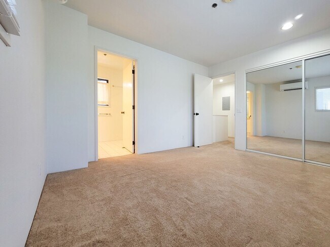 Building Photo - Rarely Available 2BR / 2.5Bath / 2 Parking Carport with 2 Storage Lockers at Nuuanu Streamside!