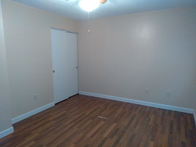 Building Photo - Cute 3 bedroom, 2 bath house with garage a...