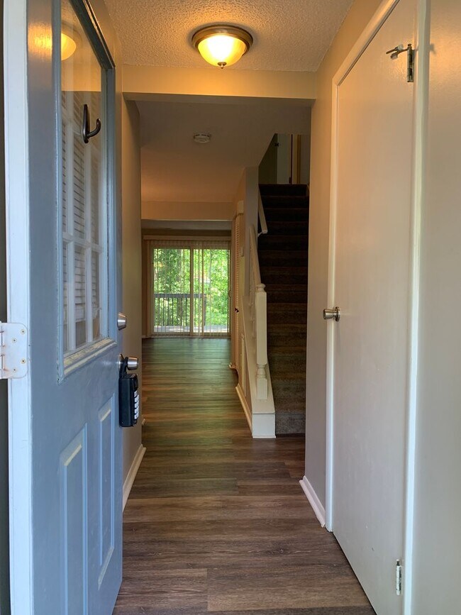 Building Photo - Renovated Raleigh Townhome Conveniently Lo...