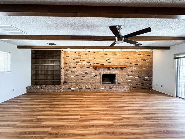 Building Photo - "Charming 3 Bedroom, 2 Bathroom Home with Spacious Living"