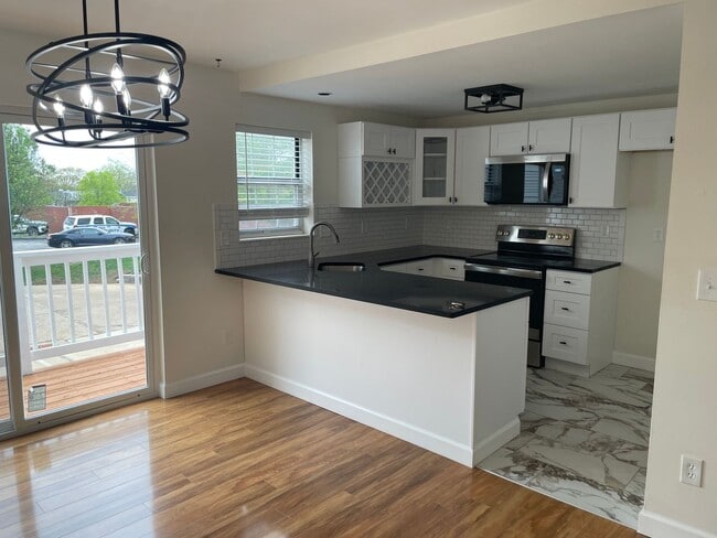 Building Photo - Beautiful 2 Bed, 1.5 Bath Townhome on the Edge of the Desirable Hill Neighborhood Available for Rent