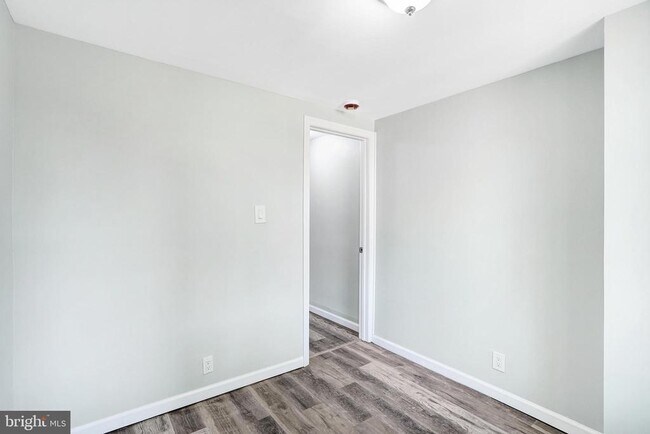 Building Photo - 565 Line St