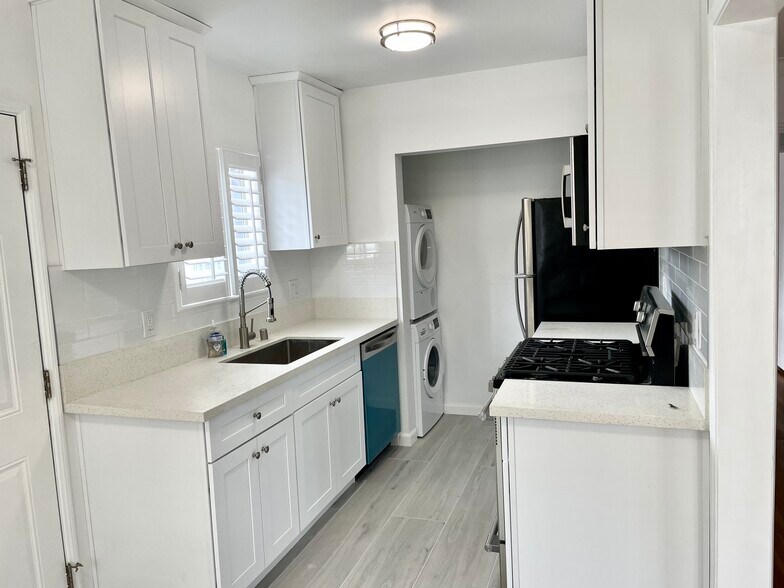 Kitchen - 3412 Pearl St