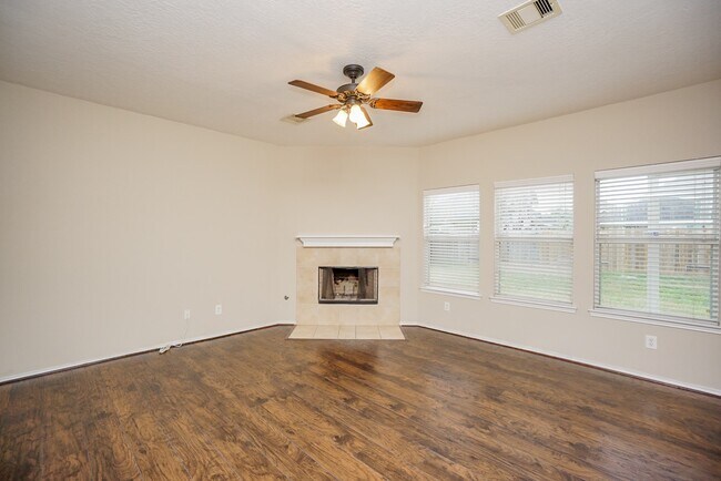 Building Photo - 1323 Colonial Manor Dr