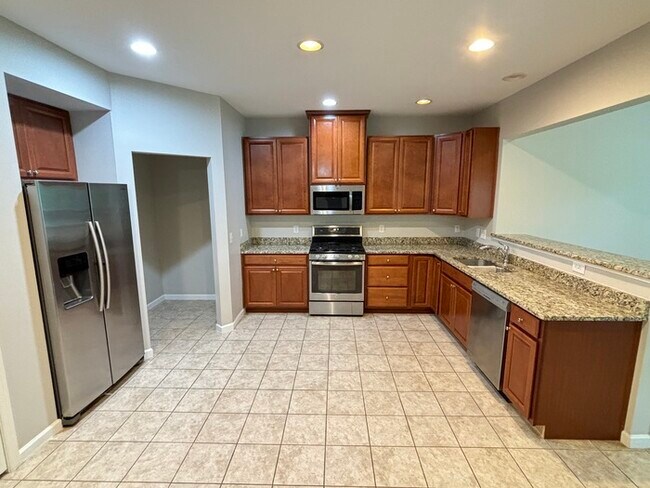 Building Photo - Fairway Farms home close to Vietnam Vetera...