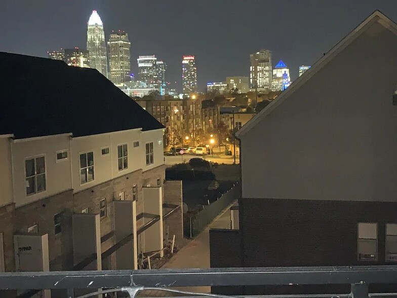 Building Photo - 17035 Soho Dr