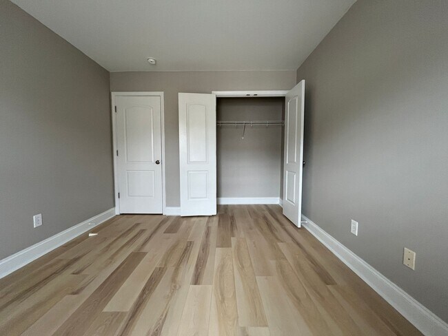 Building Photo - Expansive 3/3 Available Now!