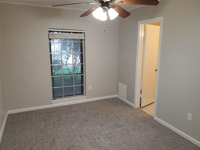 Building Photo - 1007 Reseda Dr