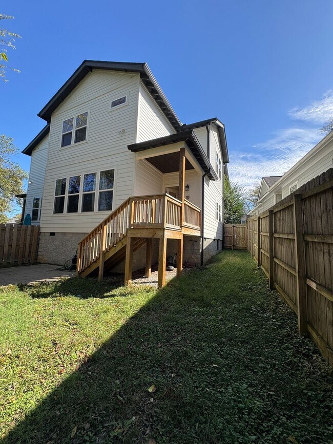Building Photo - 3 bed. 2.5 bath in East Nashville ready fo...