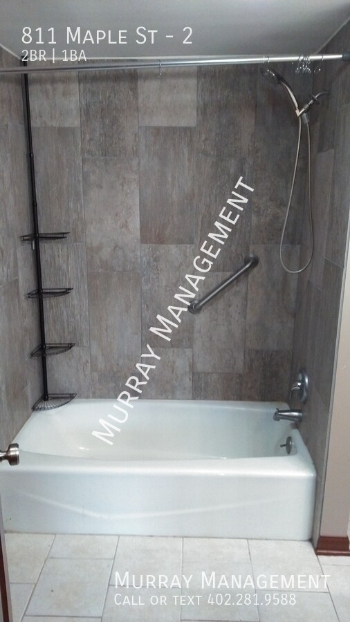 Building Photo - 811 Maple St