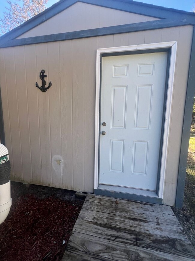 Building Photo - Single Wide Home 5 minutes to Wrightsville Beach and UNCW 2 bedroom with deck