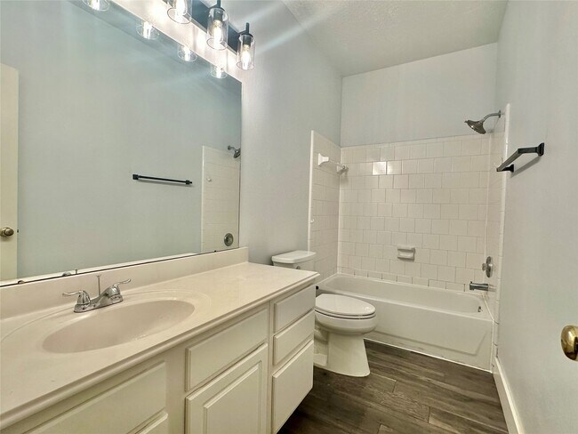 Building Photo - 18 S Willow Point Cir