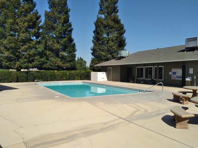 Building Photo - 4504 N Valentine Ave