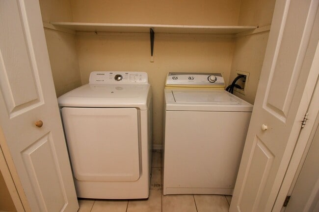 Building Photo - Spacious 4BR/2BA Duplex with 1 Car Garage & Washer/Dryer Included!