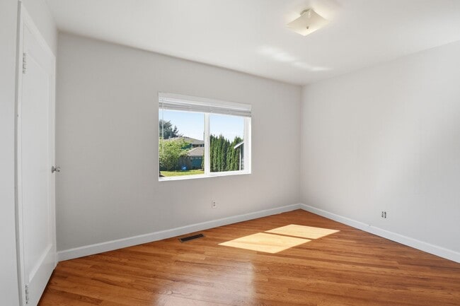 Building Photo - 2bd/1ba Kirkland Home