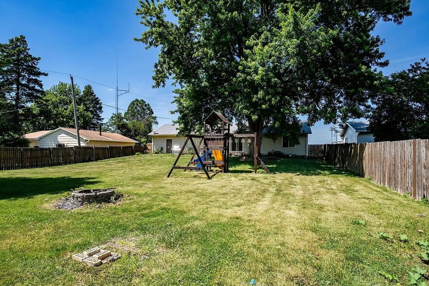 Building Photo - 705 Eastview Dr