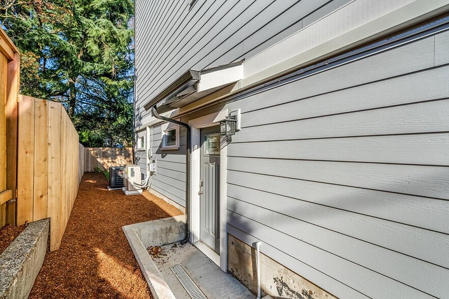 Building Photo - Stylish South Tabor apartment 5 blocks fro...