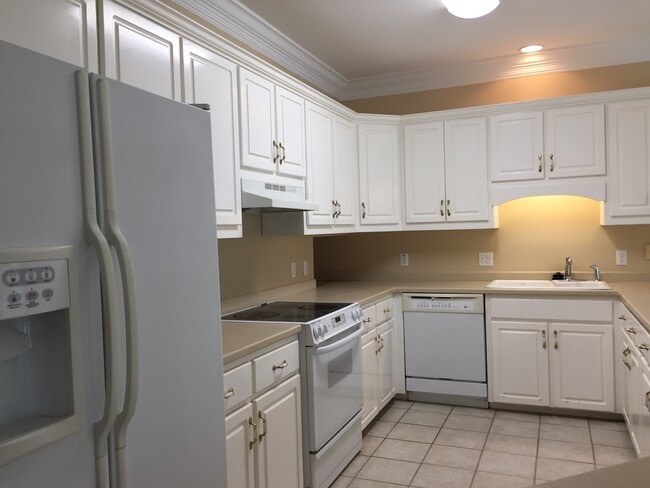 Building Photo - Pensacola - Downtown - 2 bedroom, 2 bathroom - water and sewer included