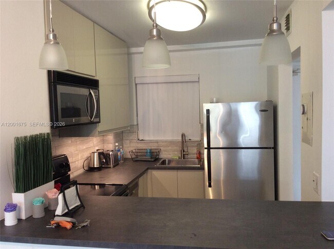 Building Photo - 1345 Lincoln Rd