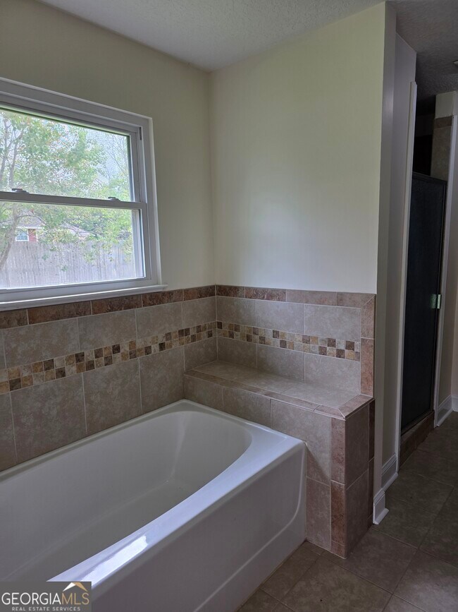 Building Photo - 516 Hide-A-Way Lk Lp