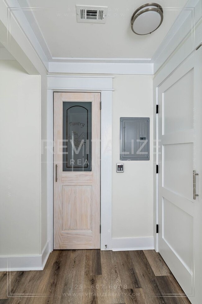 Building Photo - Gorgeous Spring Hill Home!