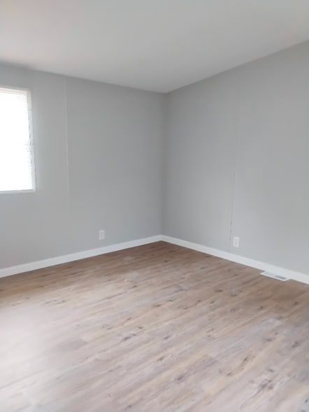 Building Photo - 154 Maple Dr