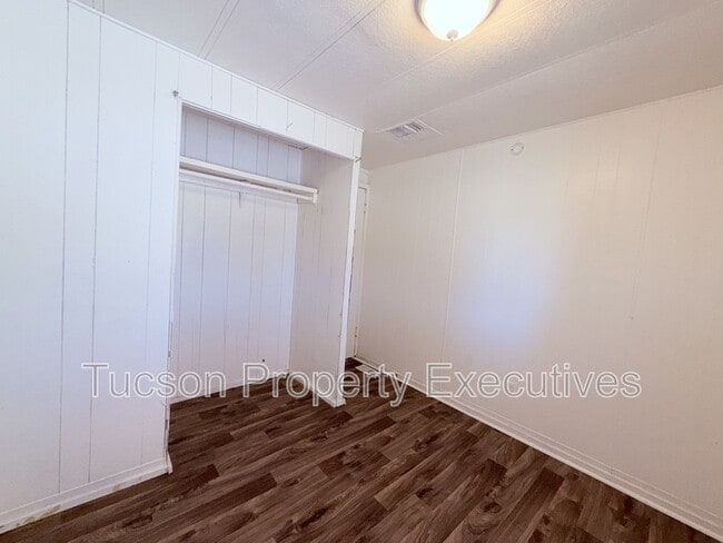 Building Photo - 4580 E Rex St