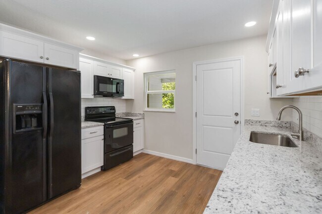 Building Photo - MOVE IN SPECIAL-Beautiful Newly Renovated 2/1 Duplex in St. Cloud Close To Lakefront