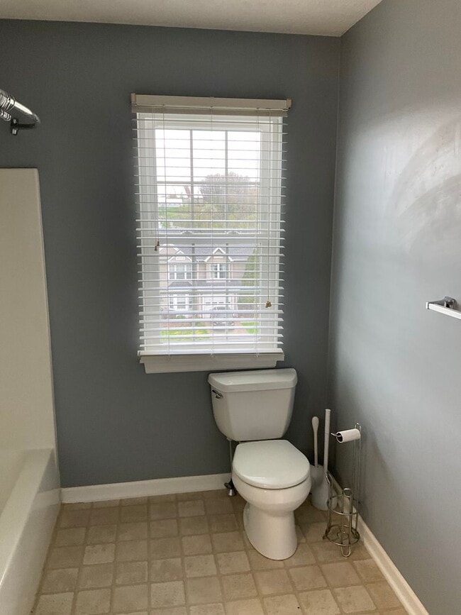 Building Photo - Large 3 Bedroom 2.5 bath townhome with additional finished room.