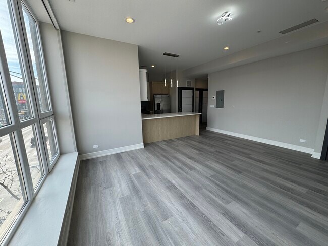 Building Photo - 2406 W Armitage Ave