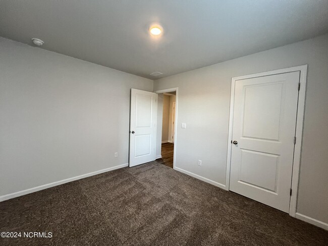 Building Photo - 8219 E Highcroft Dr NE