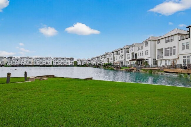 Building Photo - 8904 Lakeshore Bend Dr