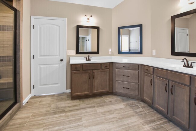 Building Photo - Pet Friendly Four Bedroom!
