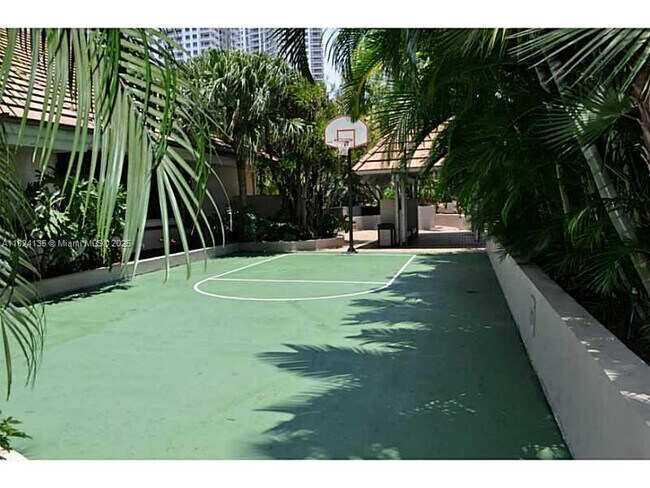 Building Photo - 520 Brickell Key Dr