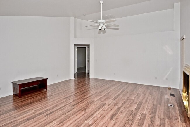 Building Photo - Convenient 3 Bedroom 2 Bathroom Southeast Townhome