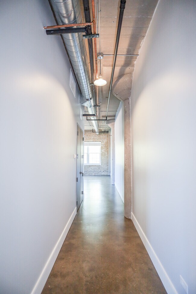 Building Photo - 4046 N Hermitage Ave