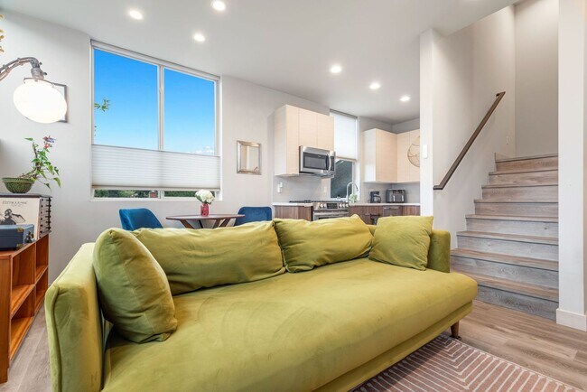 Building Photo - Ballard Townhouse, 2bed/2bath, Rooftop Deck