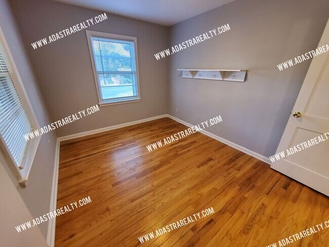 Building Photo - 4 Bedroom 2 Bath Ranch in Prairie Village-Coming SOON!!