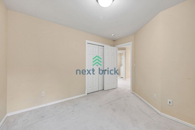Building Photo - 3 BED & 2.5 BATH Town house FOR RENT