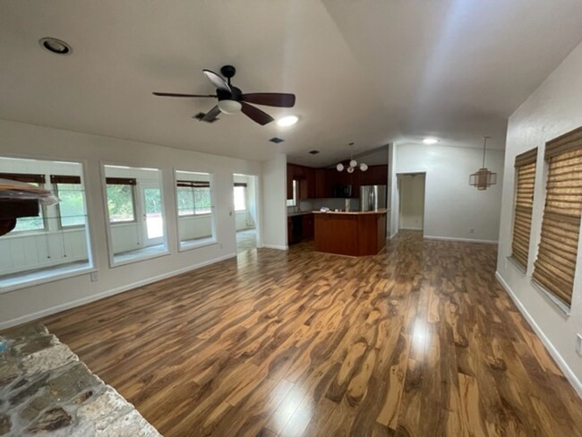 Building Photo - Beautiful 3 Bedroom, 2 Bathroom Home With ...