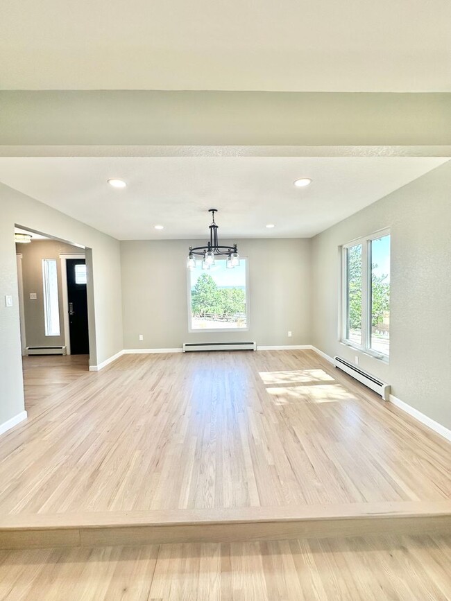 Building Photo - Move In Ready fully remodeled home for ren...